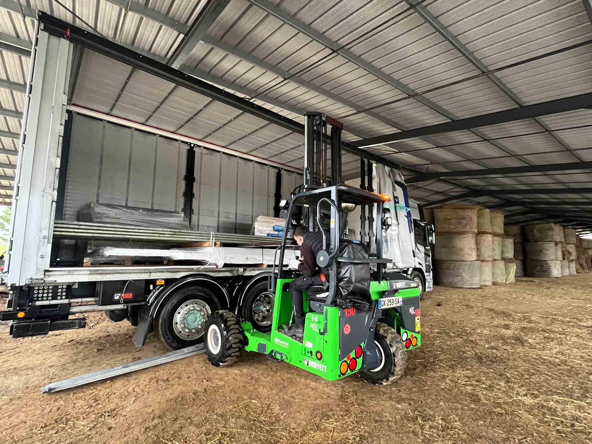 Livraison directe dans la grange d'une exploitation agricole