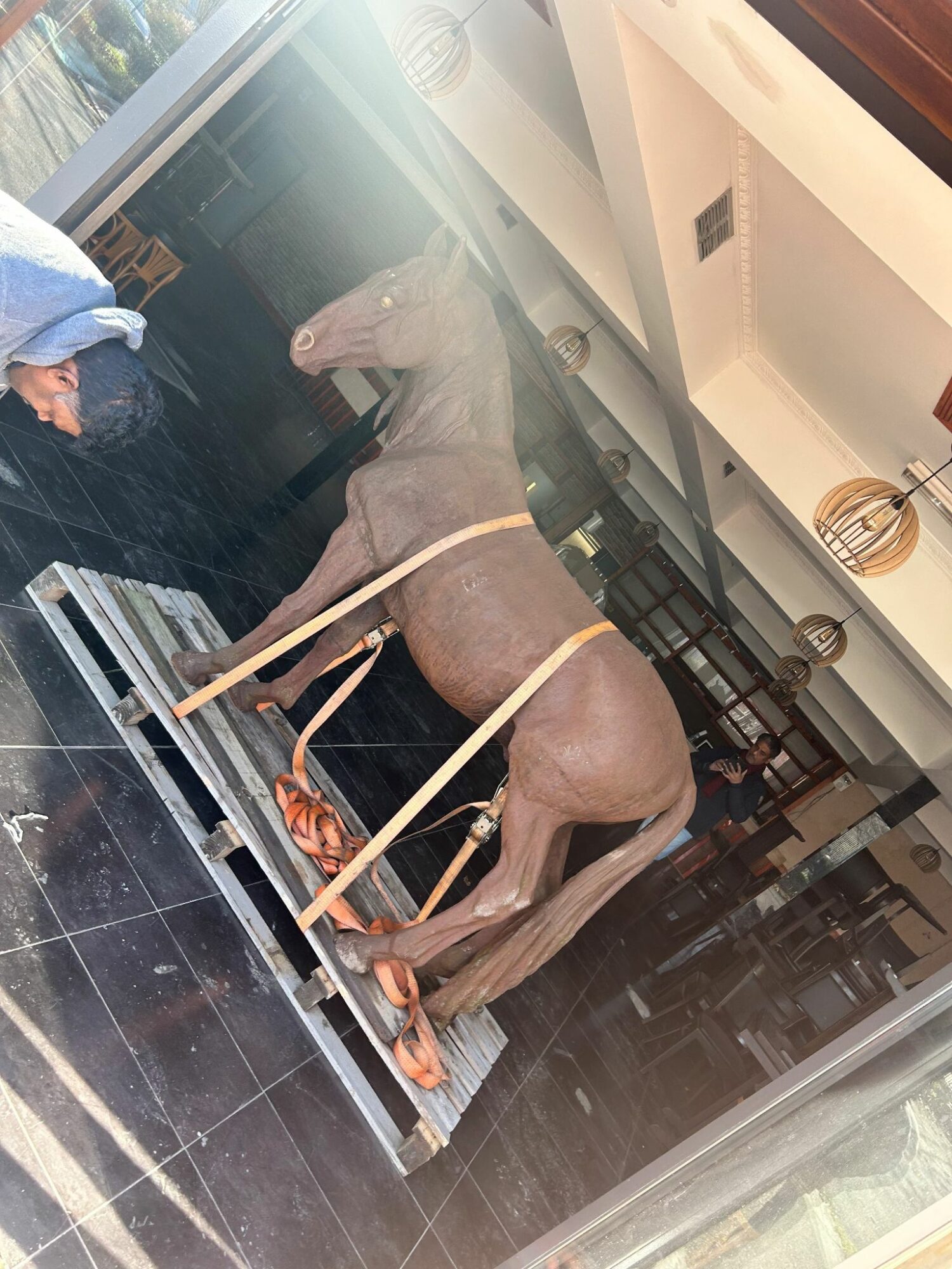 Livraison avec chariot embarqué d'un cheval dans un restaurant