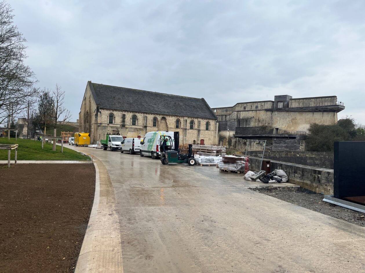 Cargomatic livraison de signalétiques au château de Caen