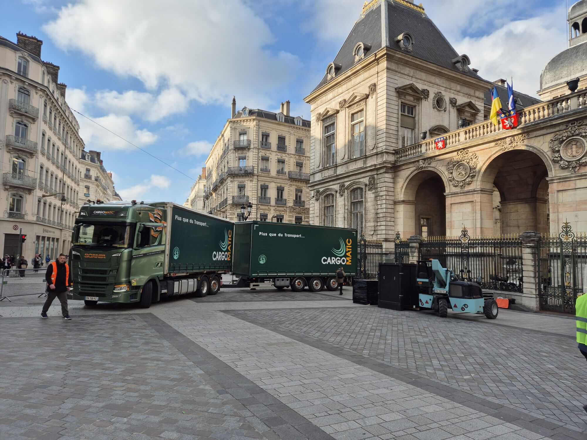 Tournée de Zeus, le cheval des JO, son arrivée à Lyon par Cargomatic
