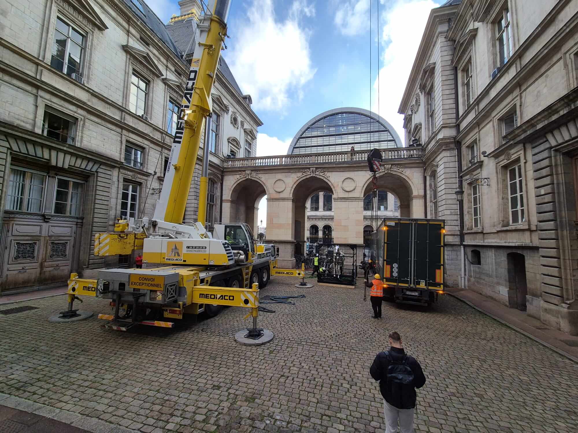 Tournée de Zeus, le cheval des JO, son arrivée à Lyon par Cargomatic