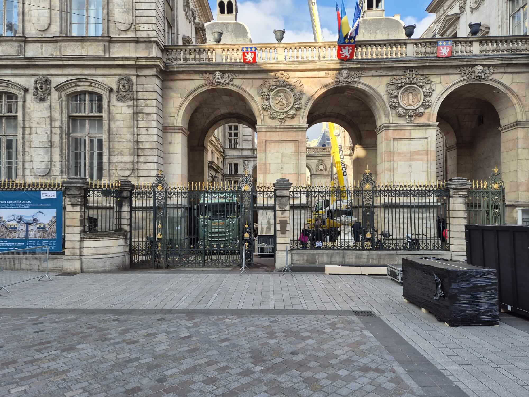 Tournée de Zeus, le cheval des JO, son arrivée à Lyon par Cargomatic