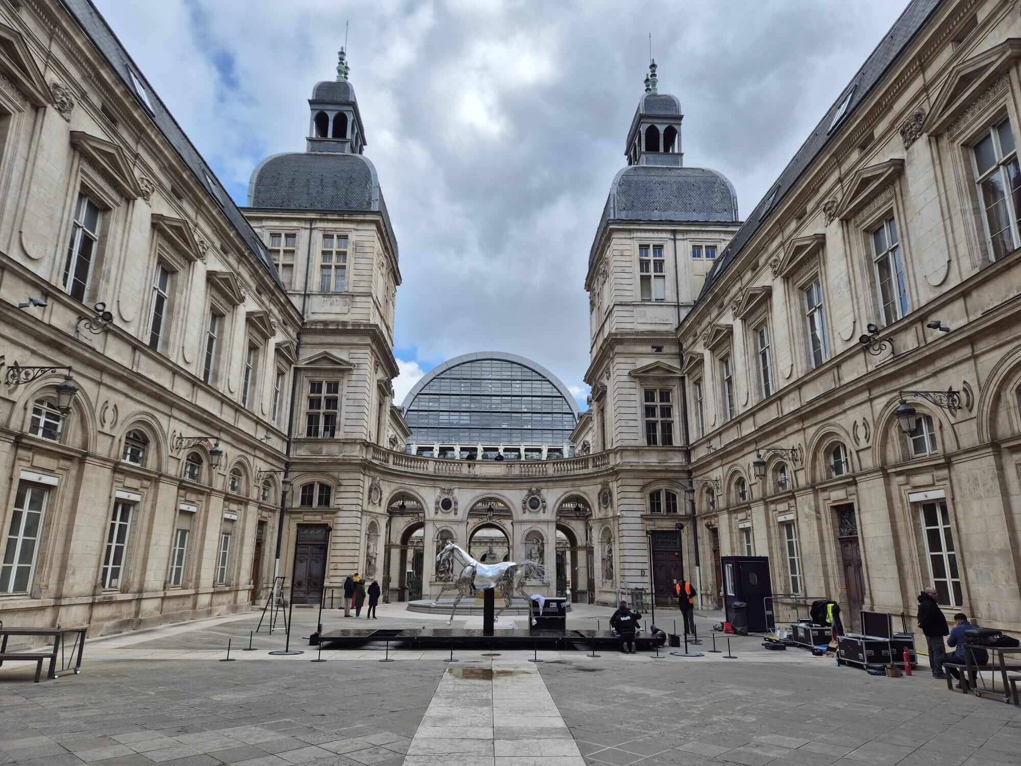Tournée de Zeus, le cheval des JO, son arrivée à Lyon par Cargomatic