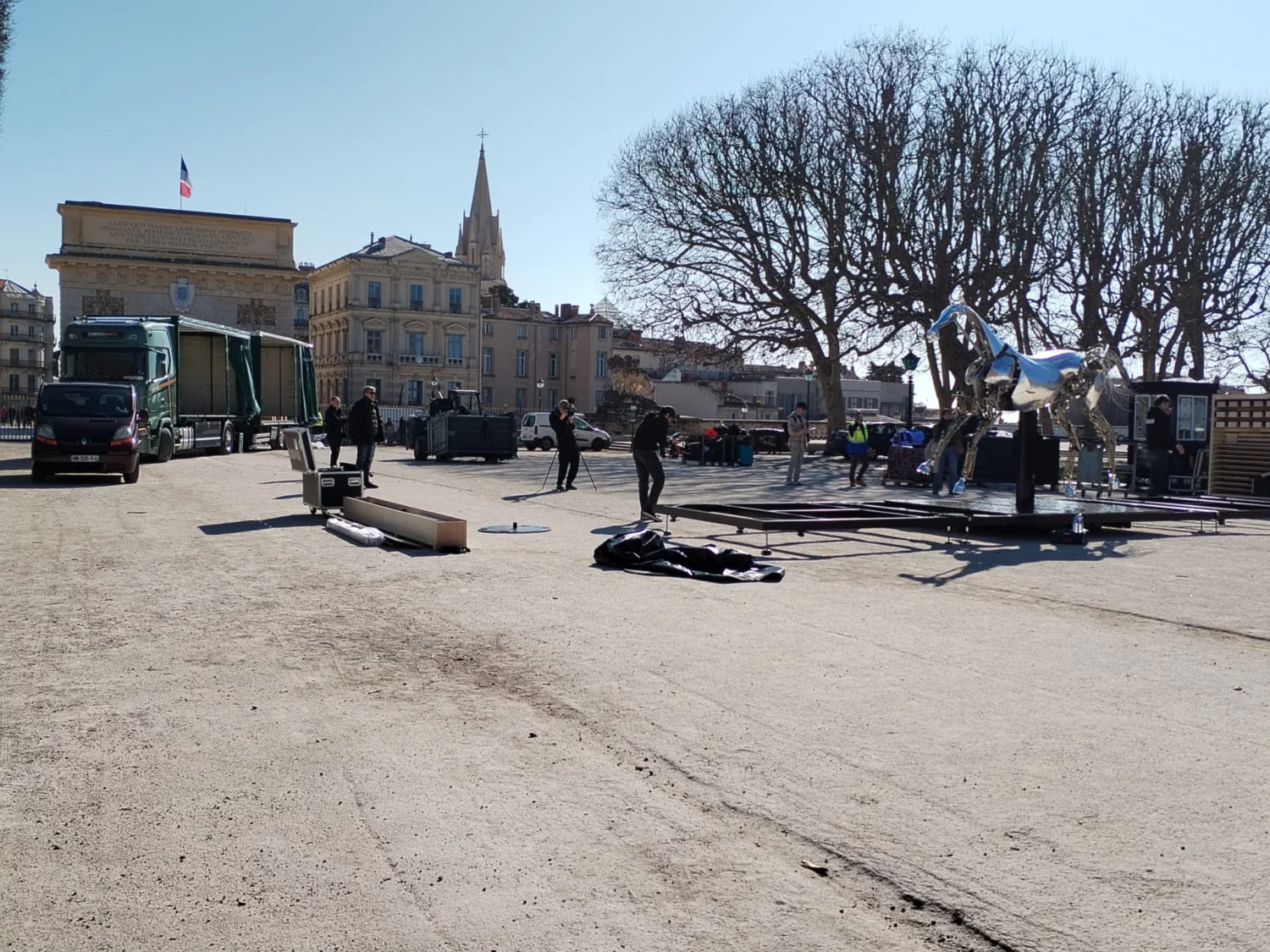 Zeus, the metallic horse of the 2024 Olympic Games, makes a stop in Montpellier at the Promenade du Peyrou. A roadshow across France and Europe organized by Cargomatic.