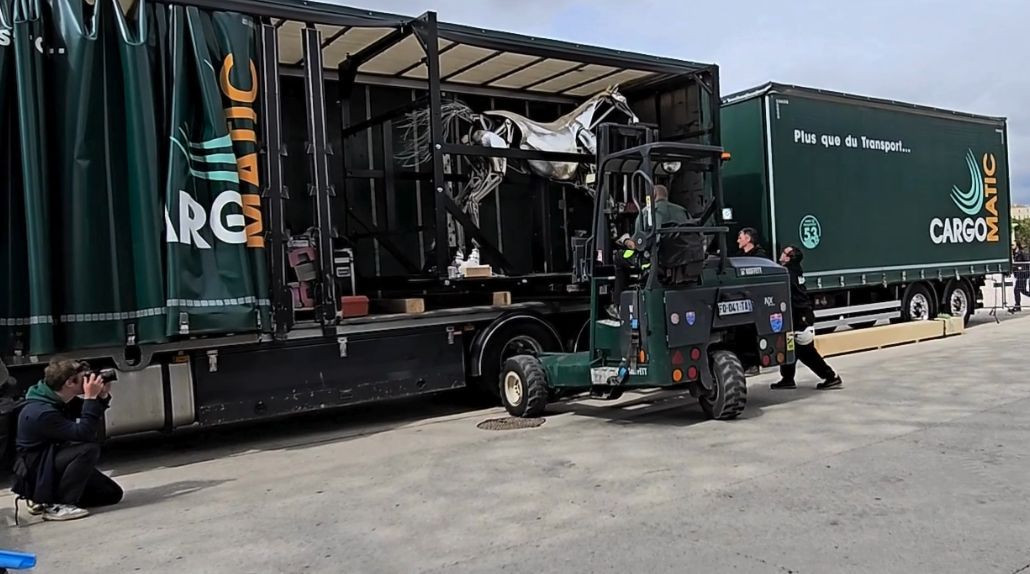 Livraison et dépose de Zeus au Mucem à Marseille