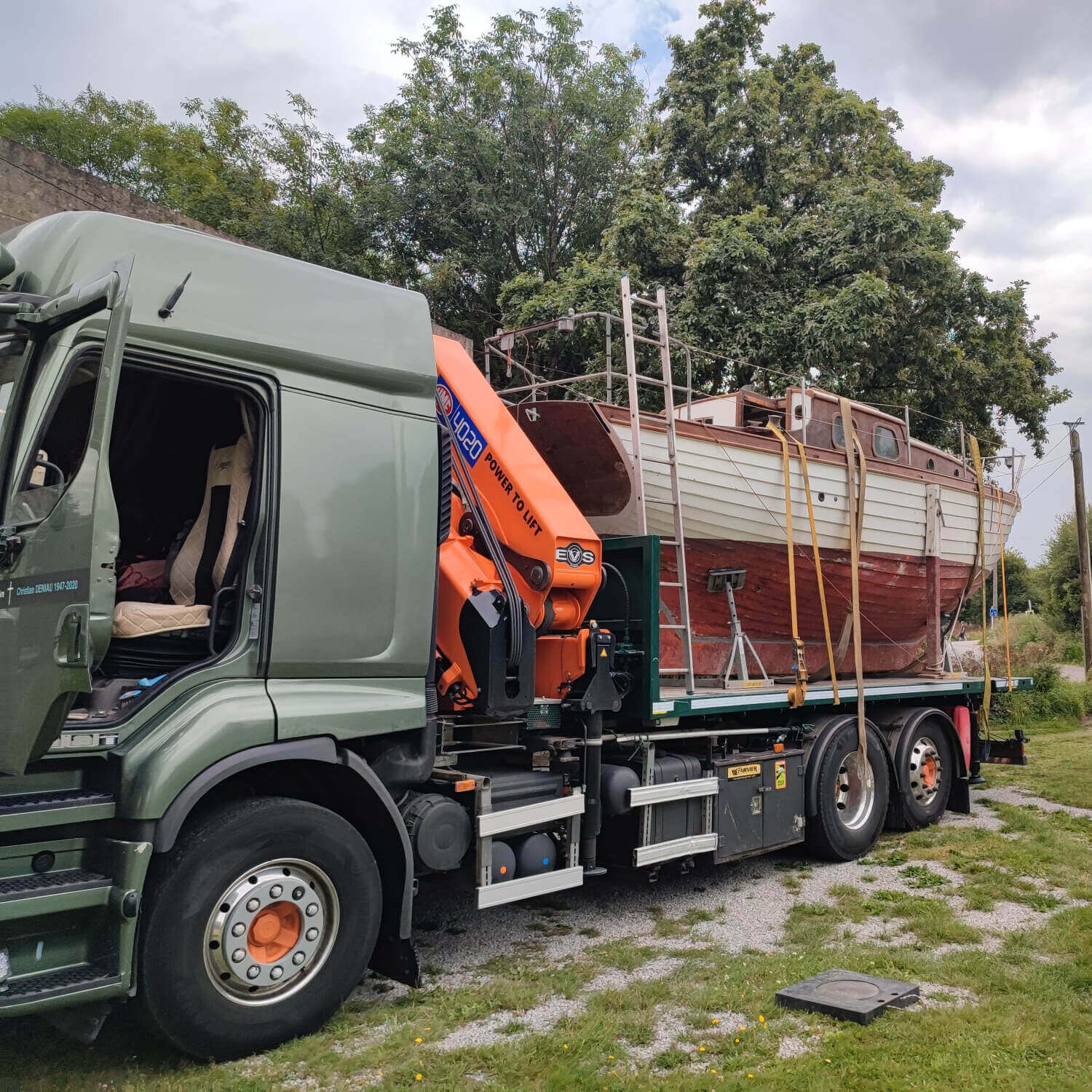 Chargement \& déchargement avec grue intégrée bateau gite