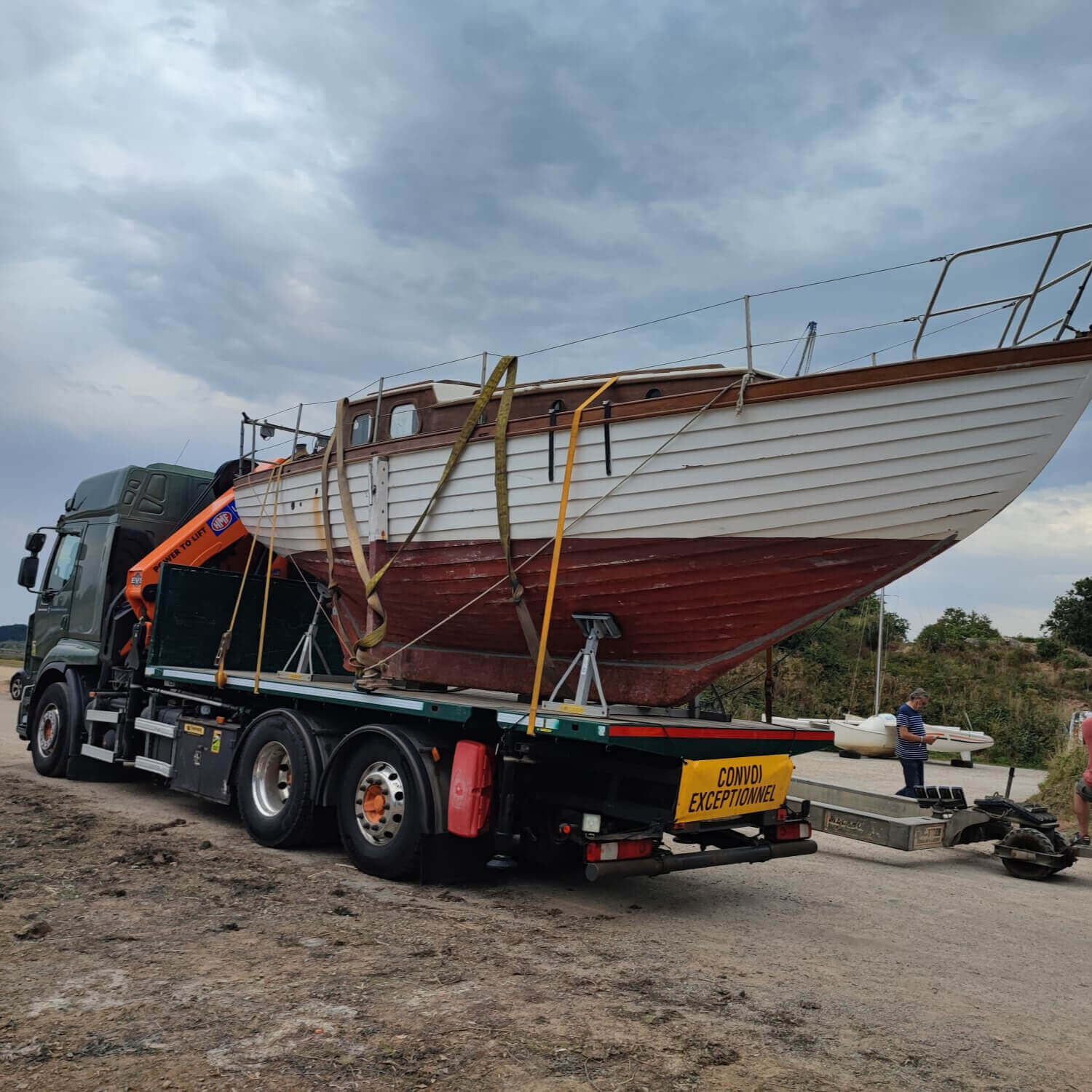 Chargement \& déchargement avec grue intégrée bateau gite