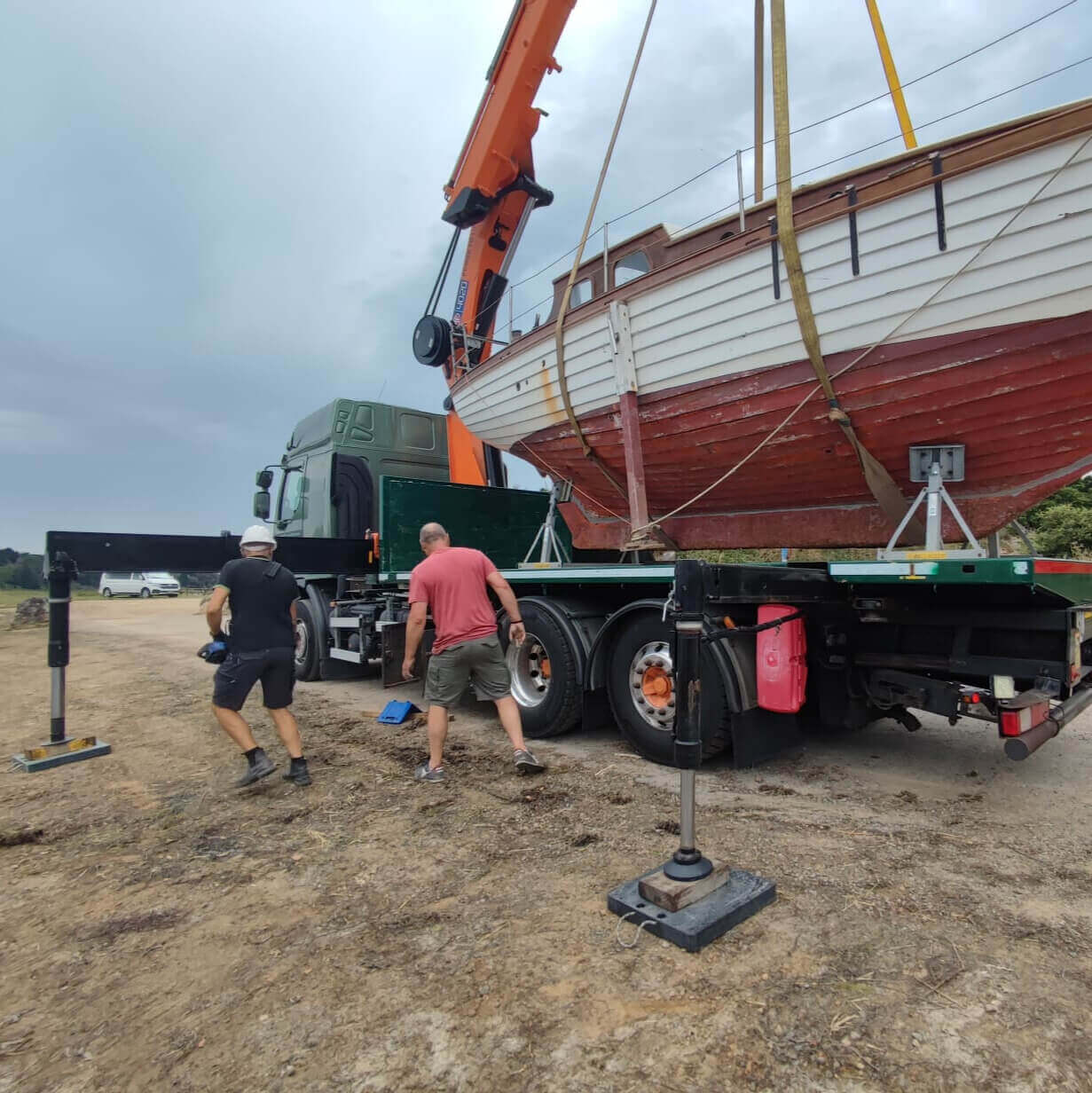 Chargement \& déchargement avec grue intégrée bateau gite