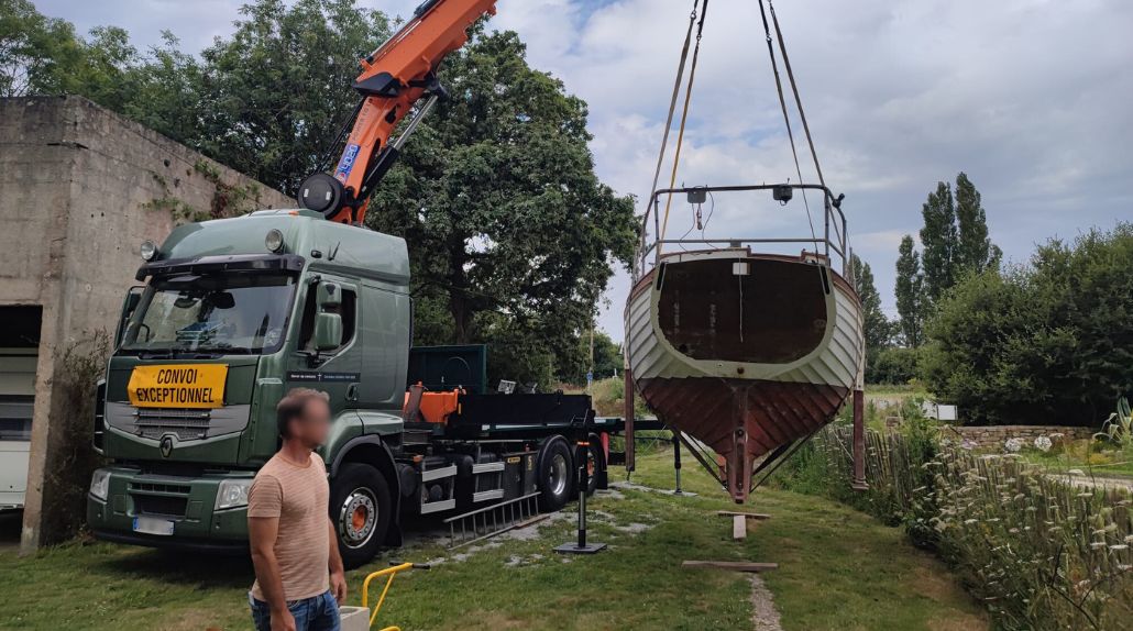 Chargement \& déchargement avec grue intégrée bateau gite
