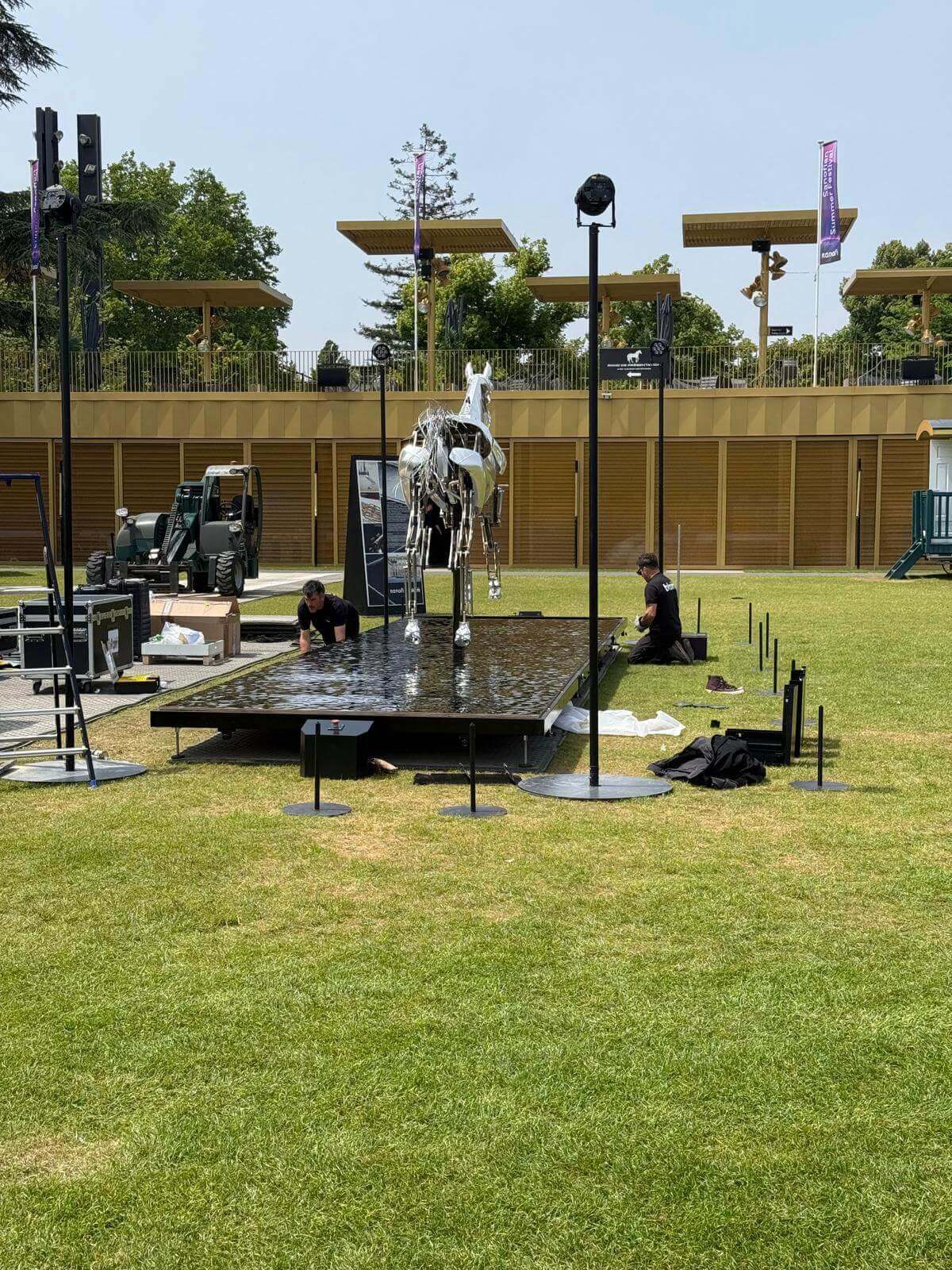 Livraison et dépose de Zeus à l'hippodrome de Longchamp, Paris