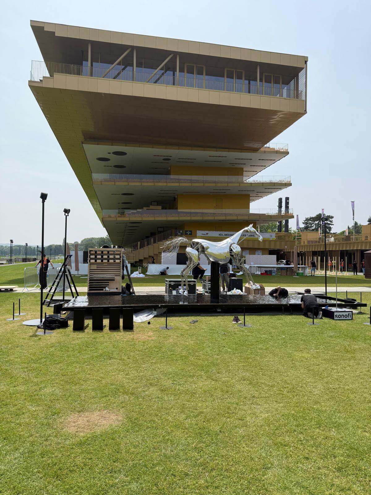 Livraison et dépose de Zeus à l'hippodrome de Longchamp, Paris
