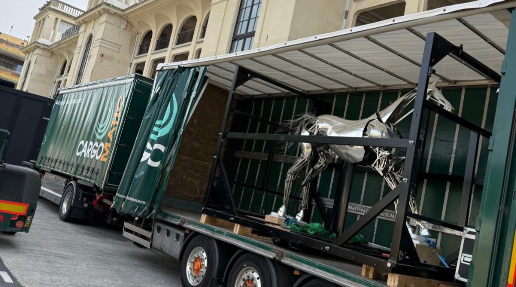 Livraison et dépose de Zeus à l'hippodrome de Longchamp, Paris