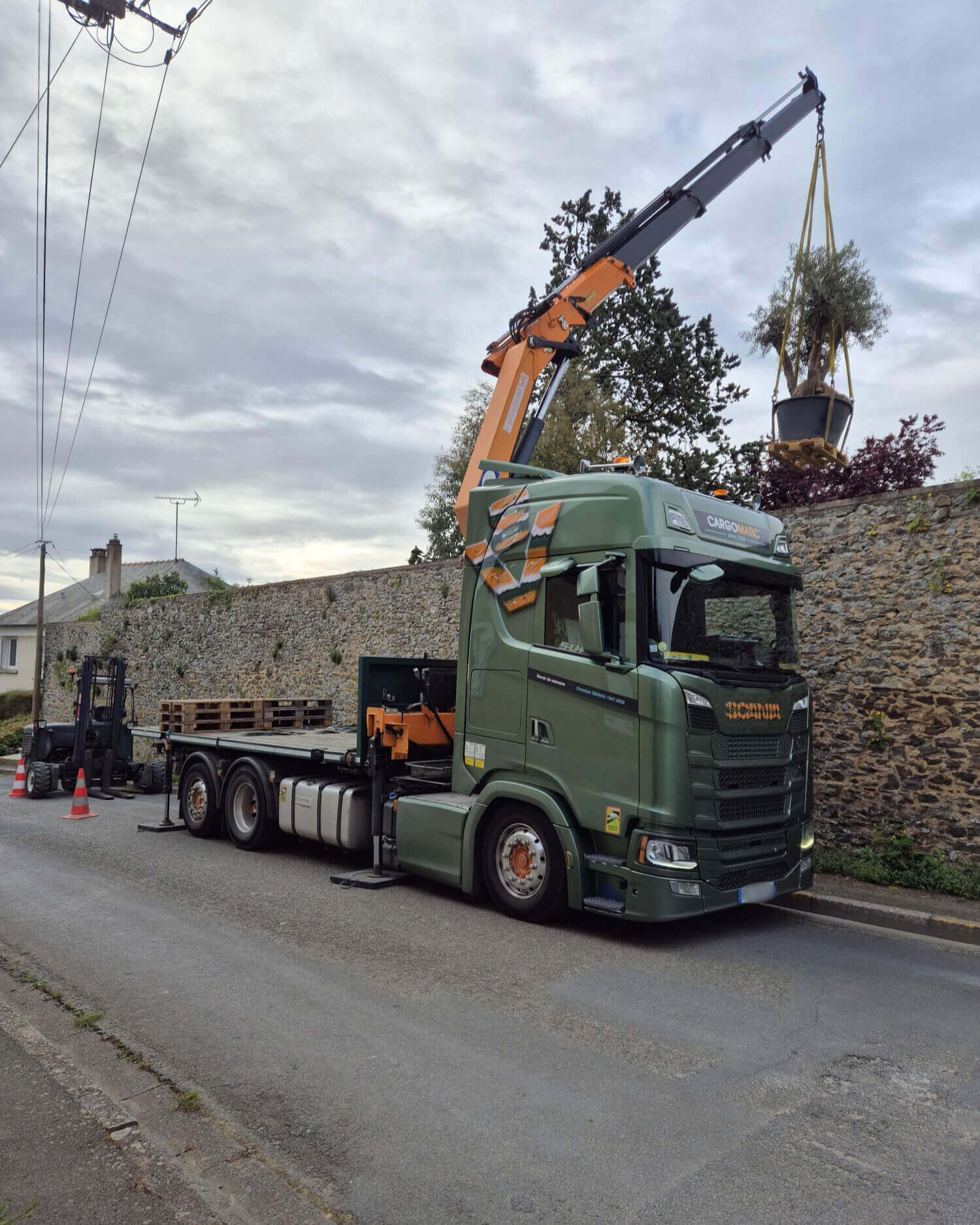 Cargomatic livraison direct jardin via grue d'un olivier
