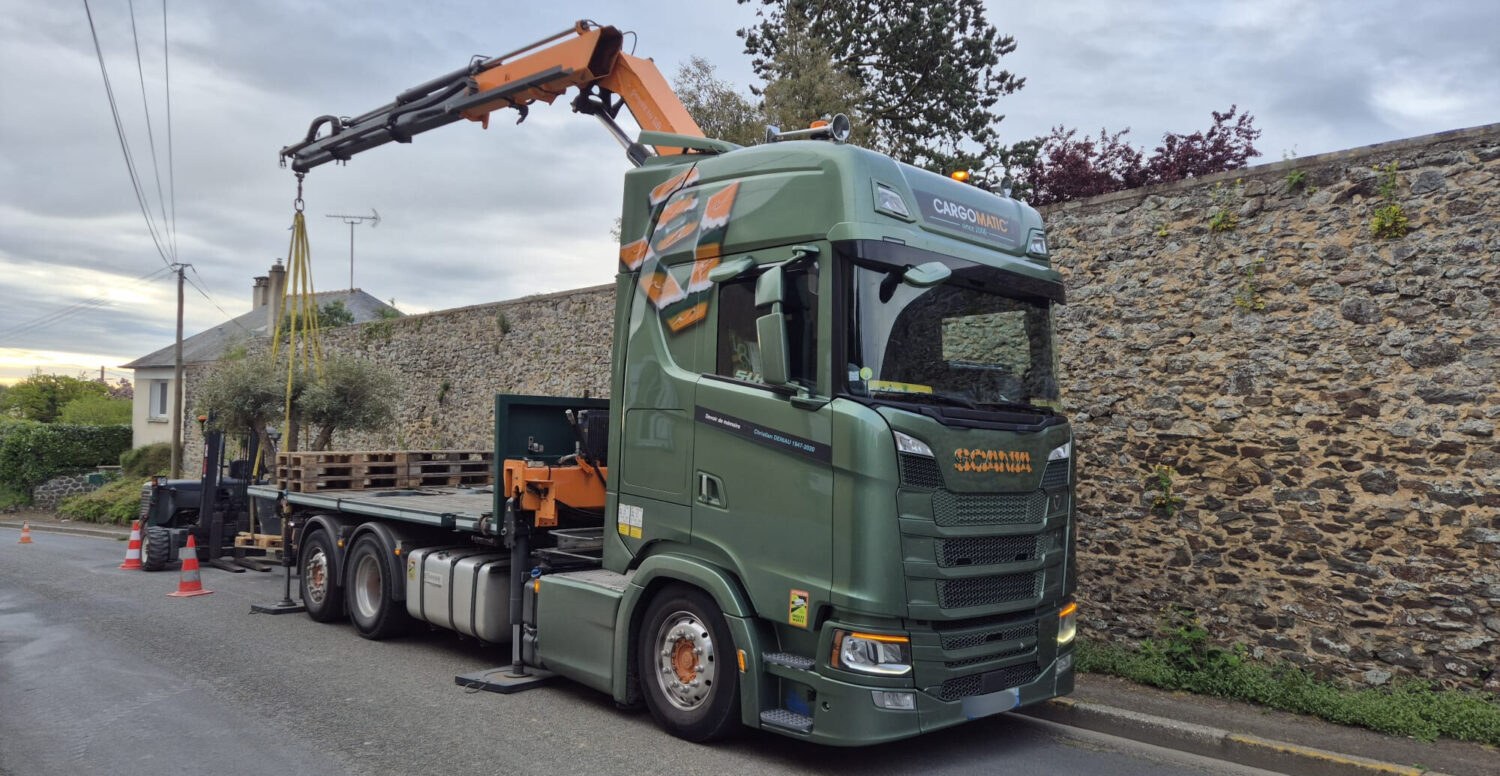 Cargomatic livraison direct jardin via grue d'un olivier