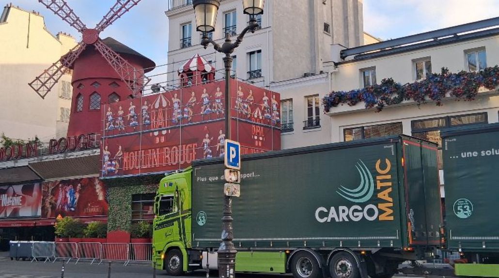 Livraison directe de big-bags à Paris 18ᵉ devant le Moulin Rouge avec camion Cargomatic et chariot embarqué