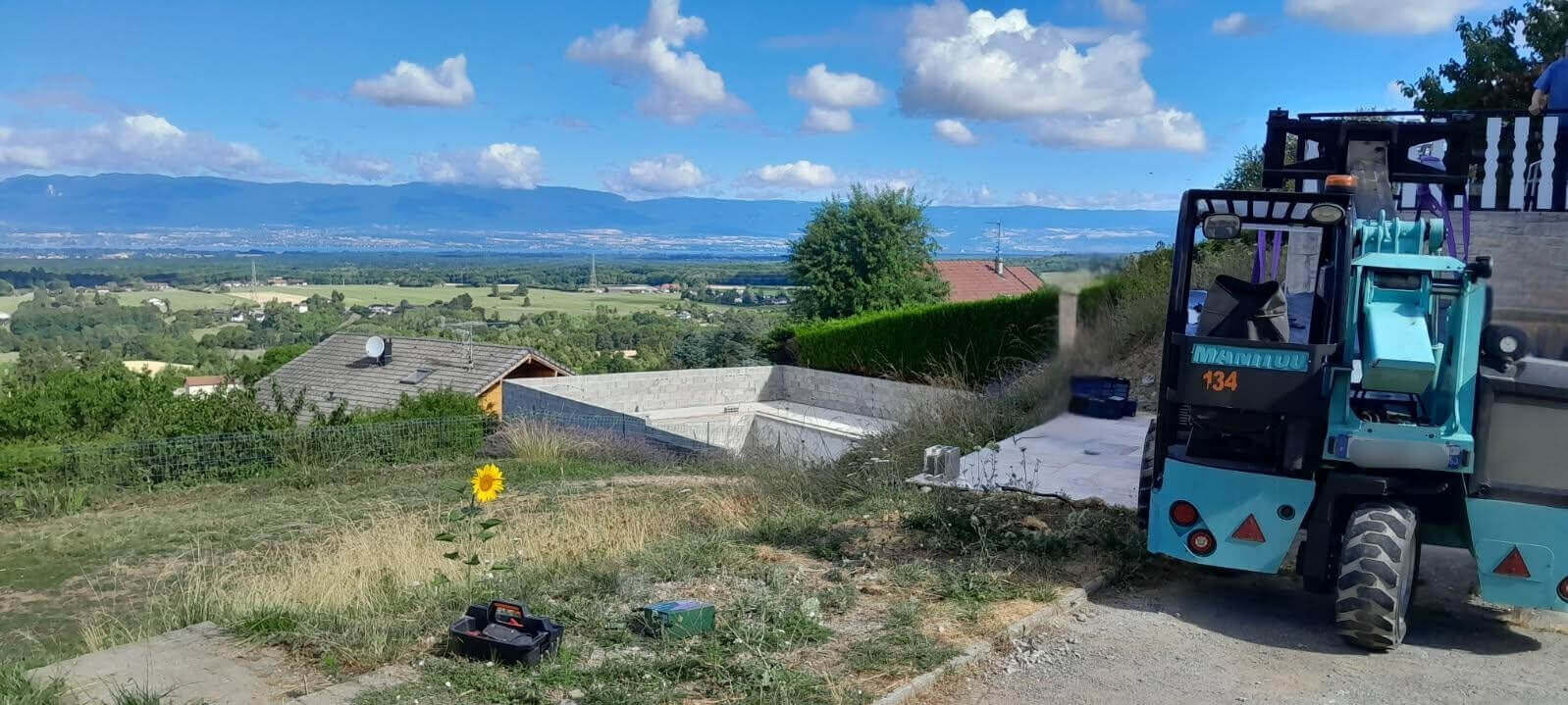 Manutention sécurisée d’un spa encombrant avec chariot embarqué Cargomatic en livraison directe dans les Alpes