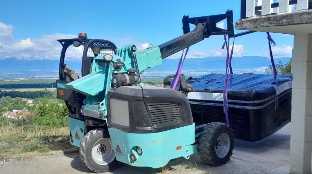 Livraison directe d’un spa en montagne avec chariot embarqué Cargomatic, manutention sécurisée près du lac Léman dans les Alpes