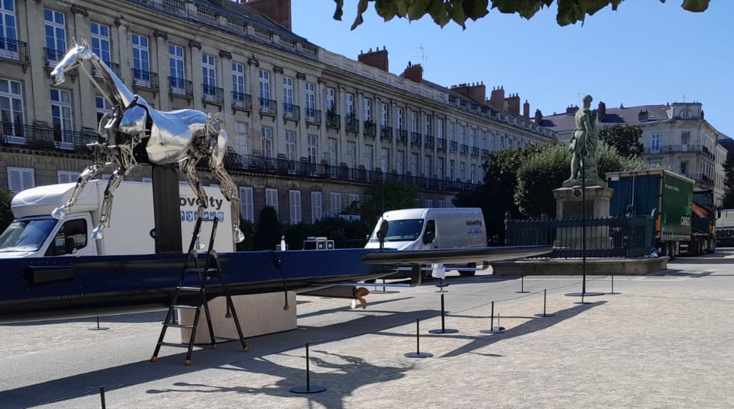 Cheval métallique ZEUS installé à Nantes avec camion Cargomatic et chariot embarqué, livraison événement culturel