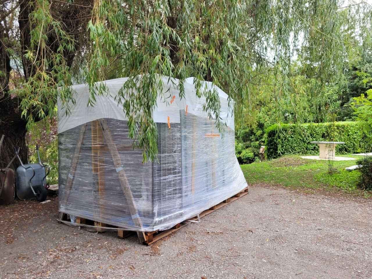 Livraison sensible en PACA : camion Cargomatic équipé d’un chariot embarqué déposant un abri piscine sur son lieu d'installation