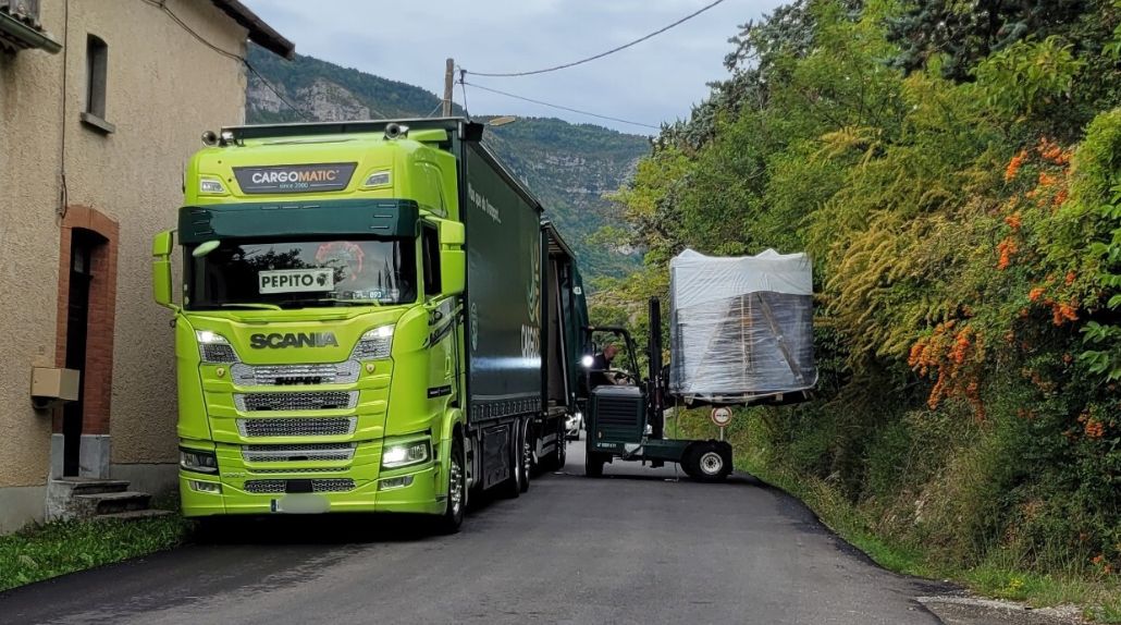 Transport routier spécialisé Cargomatic dans les Hautes-Alpes avec livraison directe d’un abri piscine grâce au chariot embarqué