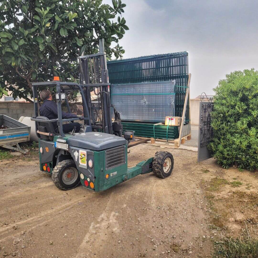 Conducteur Cargomatic utilisant un chariot embarqué pour une livraison sur chantier résidentiel avec accès difficile
