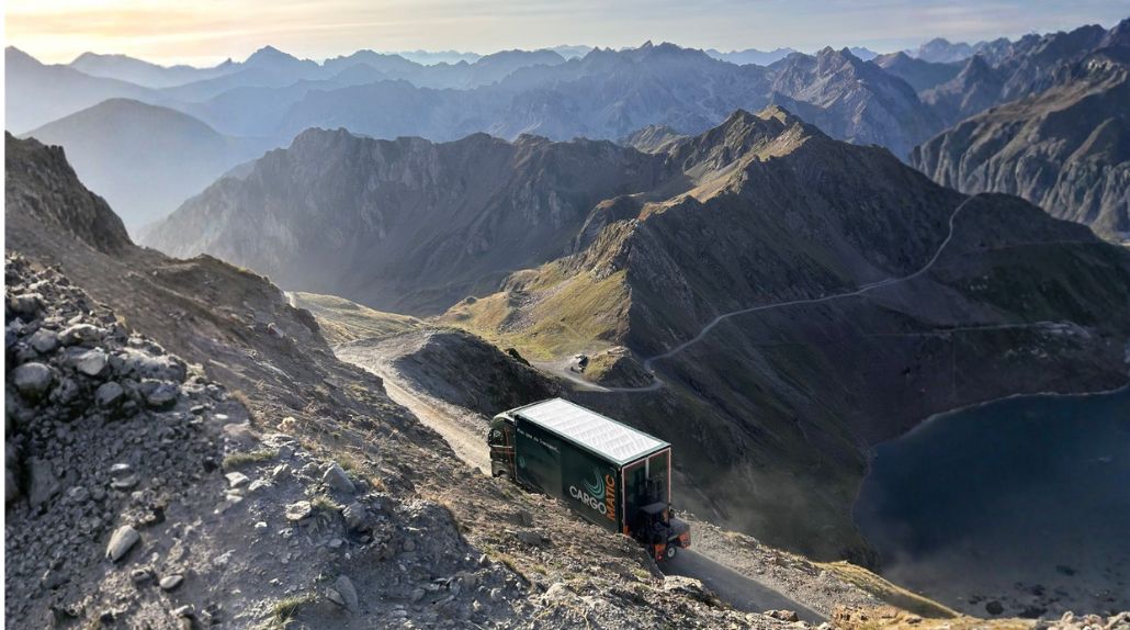 Camion Cargomatic assurant une livraison sensible en zone montagneuse au Pic du Midi, expertise transport et logistique