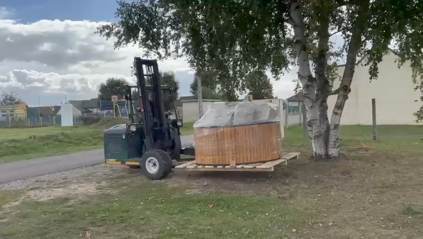 Conducteur Cargomatic en action : déchargement de composteurs dans le 27 avec un chariot embarqué pour livraison directe