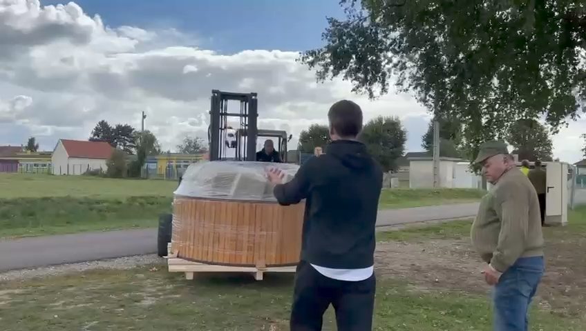 Livraison de composteurs bois par Cargomatic dans l’Eure avec coordination entre le conducteur et les équipes locales sur site