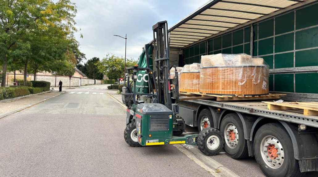 Livraison de composteurs bois dans l’Eure par Cargomatic avec camion équipé d’un chariot embarqué pour une manutention sur site