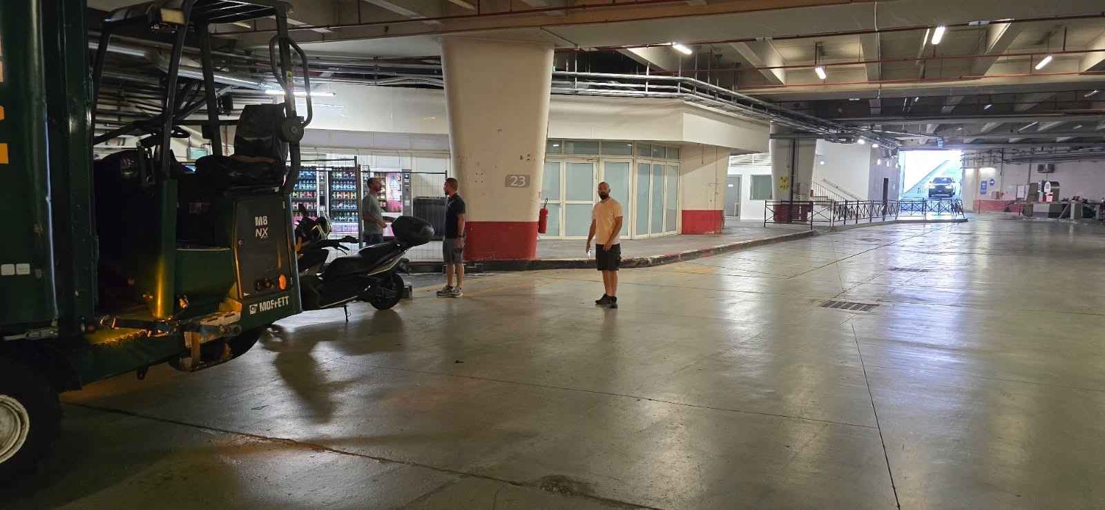 Livraison sensible Cargomatic dans parking souterrain avec manutention au chariot embarqué