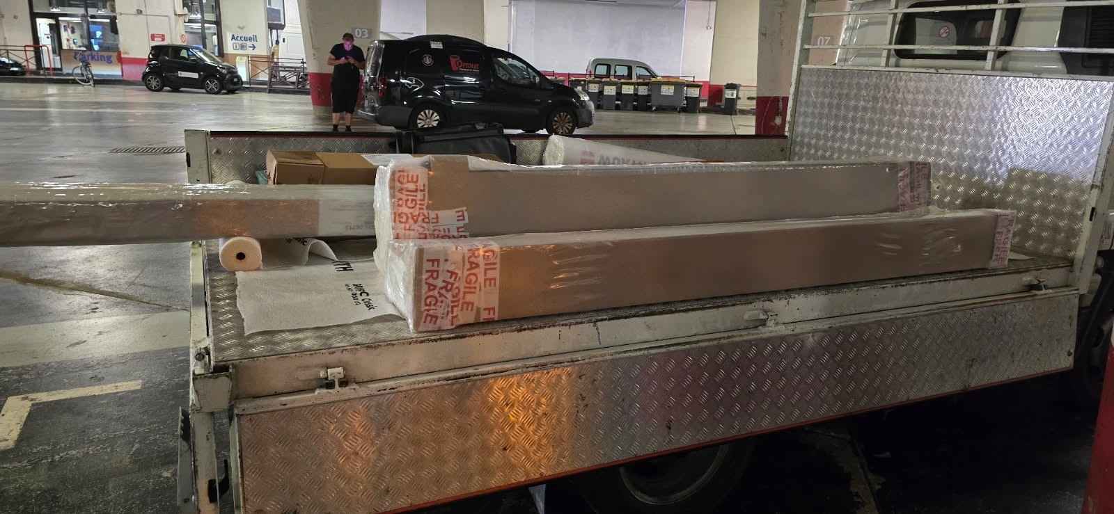 Manutention Cargomatic en parking souterrain avec chariot embarqué pour décharger une livraison sensible