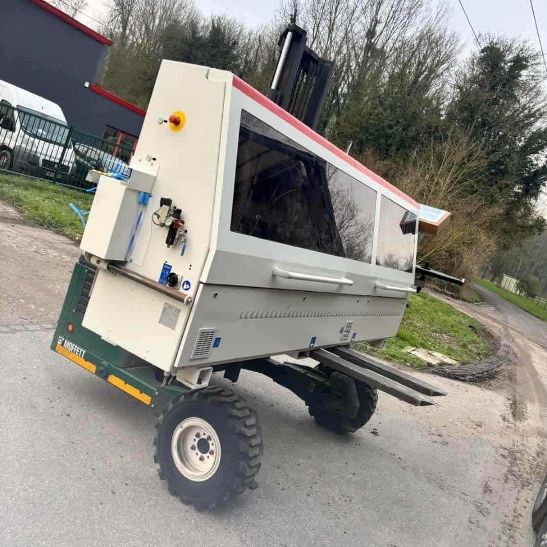 Transport routier de machine-outil avec chariot embarqué par Cargomatic, manutention sécurisée et livraison de précision en environnement industriel