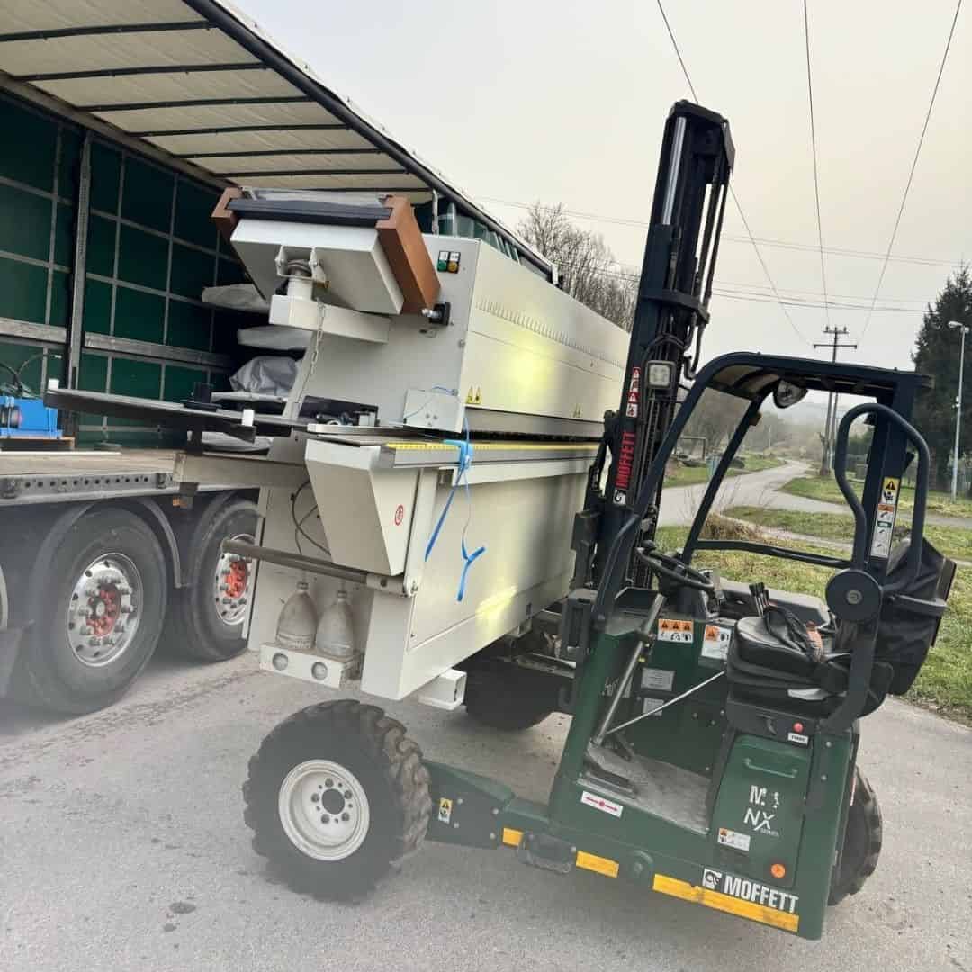 Déchargement de machine-outil avec chariot embarqué, solution de transport routier et logistique sur mesure réalisée par Cargomatic